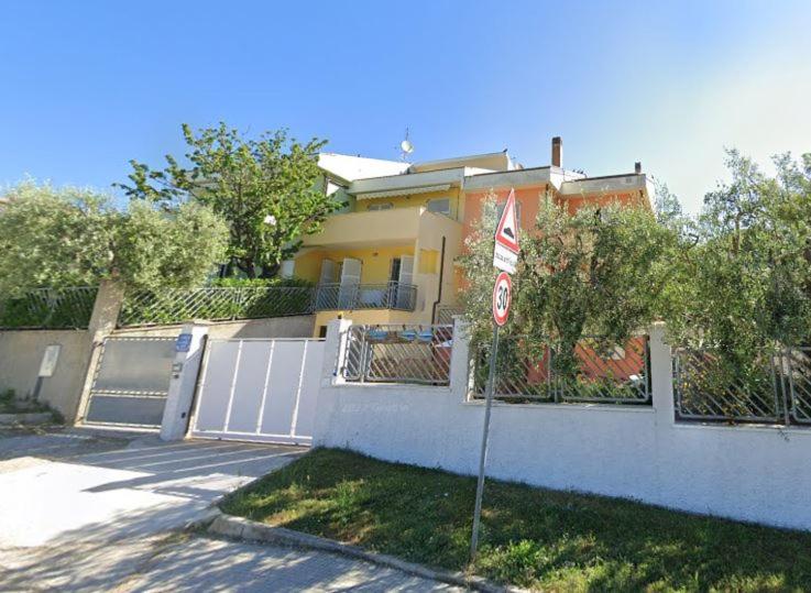 Italian Experience-CASA NADIA a pochi passi dal mare con garage, terrazza e sala giochi - Appartamento con 3 Camere da Letto - 50
