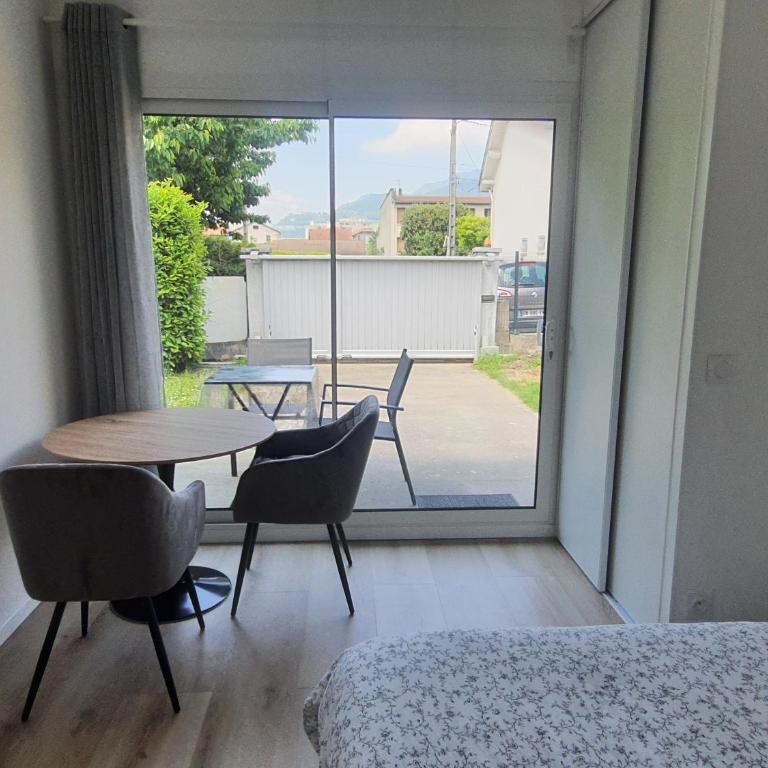 Studio calme dans villa habitée, parking privé et gratuit - Appartement 1 Chambre - 1