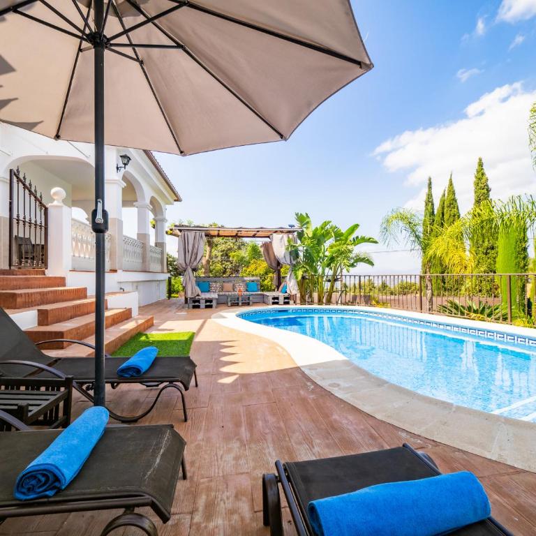 Cubo's Villa Esmeralda - Three-Bedroom Villa - 1