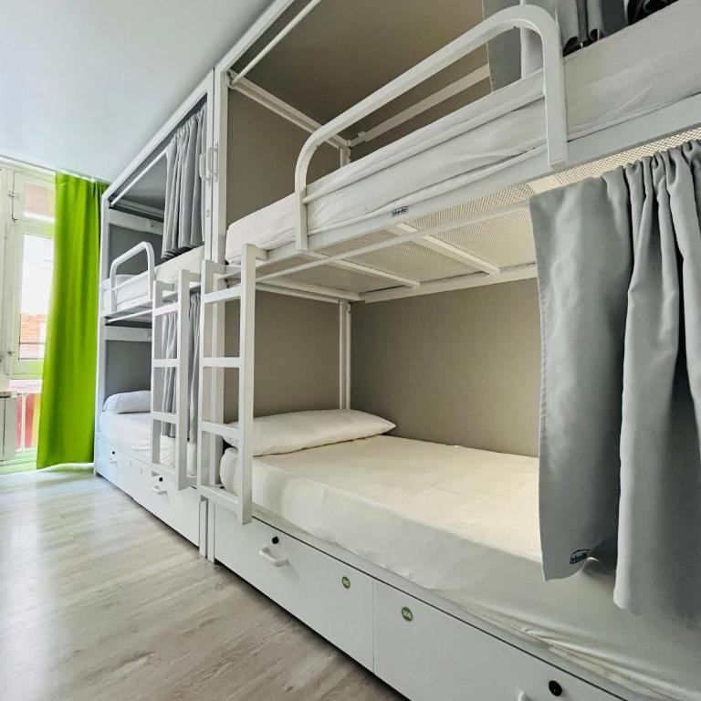 Alberguinn - Cama individual en habitación compartida mixta con 8 camas - 1