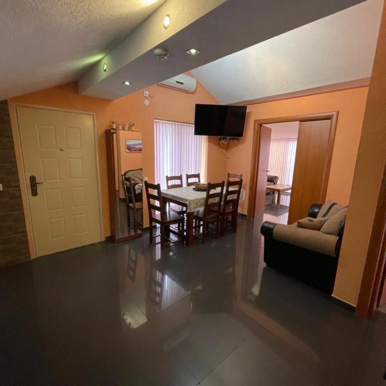 Apartment Crocus of Rafailovici - Apartman sa Pogledom na More - 3