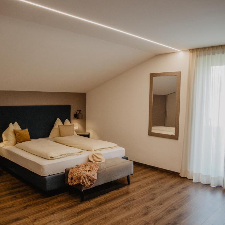Feldgärtenhof - Dreibettzimmer mit Bergblick - 1