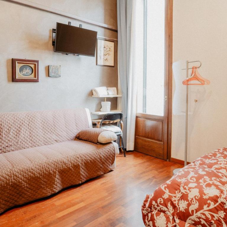 Villa Luigi XVI - Twin Room with Shared Bathroom - 9