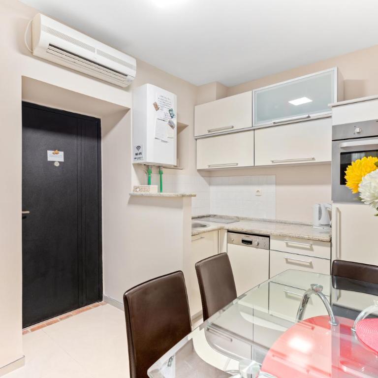 Apartments Saxo - Two-Bedroom Apartment with Sea View - 17