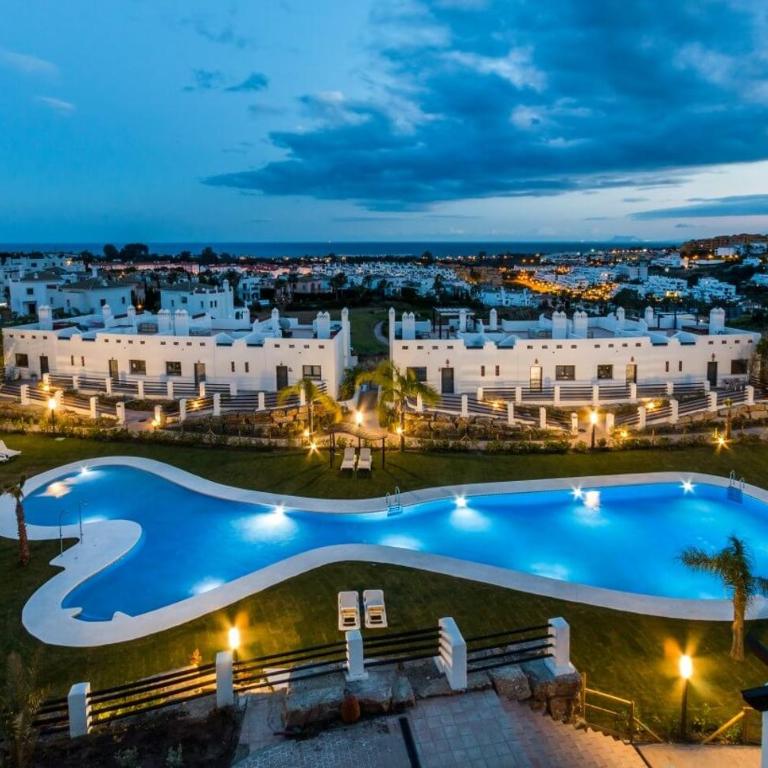 Luxury Apartment with Private Garden & Solarium, Sunset Golf, Marbella, Estepona - Three-Bedroom Apartment - 45