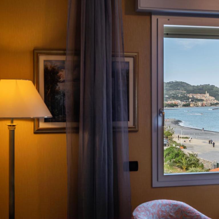 Hotel Bellevue Et Mediterranée - Suite con Vista Mare - 11