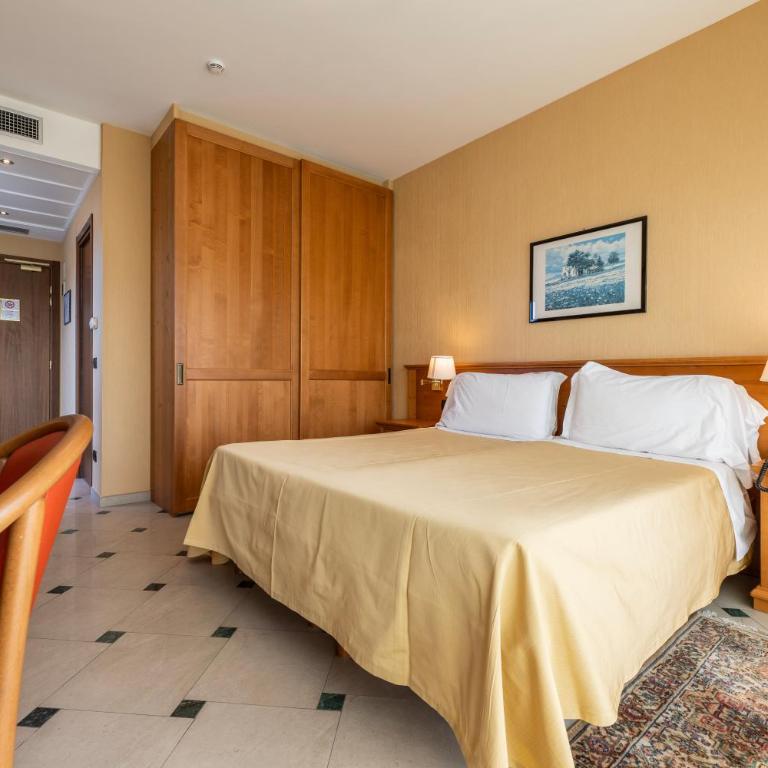 Hotel Bellevue Et Mediterranée - Camera Matrimoniale con Vista Città - 5