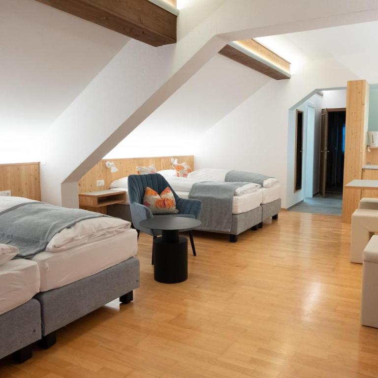 Santner, Hotel - Vierbettzimmer mit Balkon – zur Straße ausgerichtet - 4