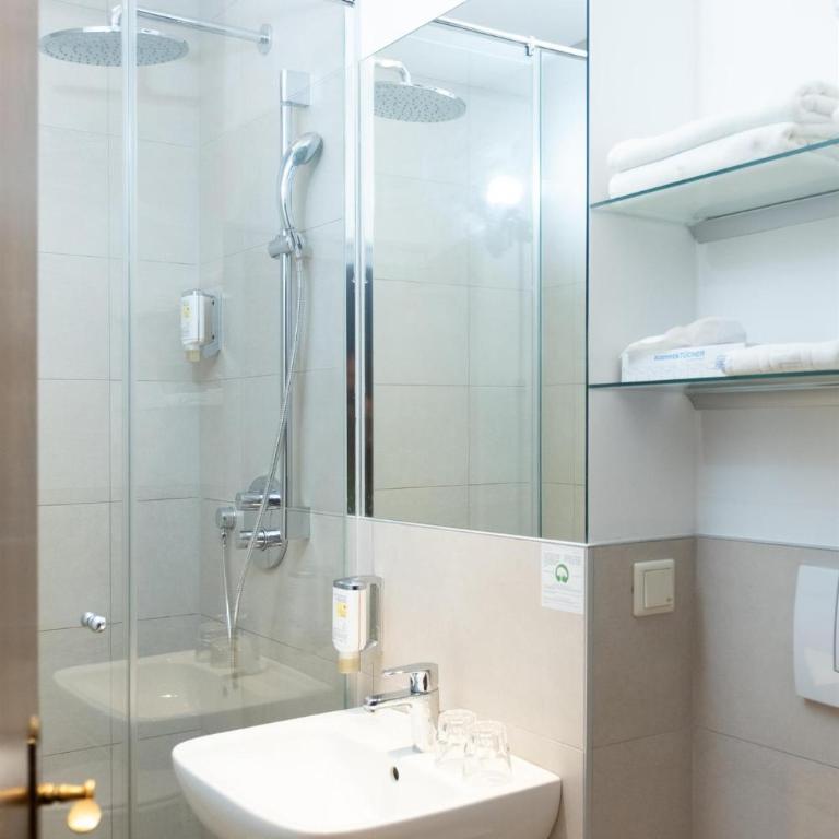 Santner, Hotel - Doppelzimmer mit Gartenblick - 5