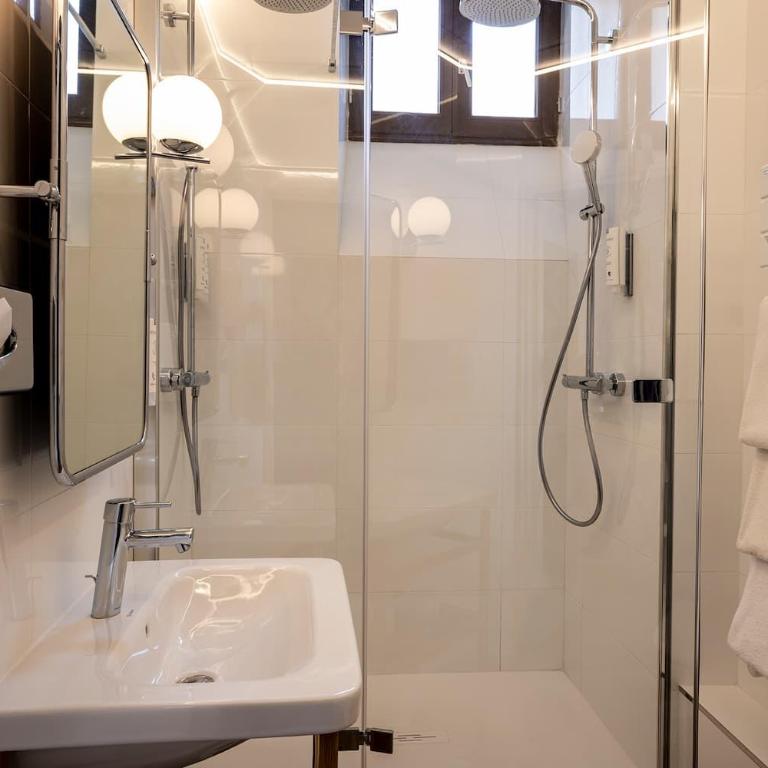 Hôtel Des Marronniers - Chambre Deluxe - 7