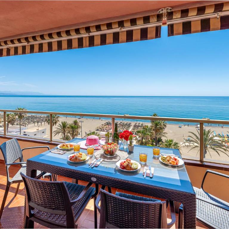 797 HOLIDAY RENTALS - Piso con espectaculares vistas en primera linea de playa - Apartment with Sea View - 1