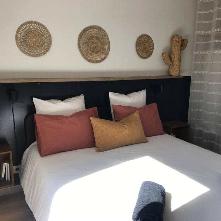 Charmant appartement ensoleillé-Terrasse - PARKING Gratuit - Isle sur la Sorgue - One-Bedroom Apartment - 12