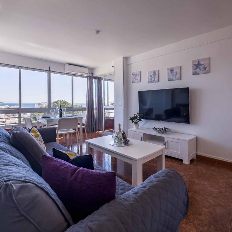 Apartamento acogedor, terraza, piscina y mar - Two-Bedroom Apartment - 13