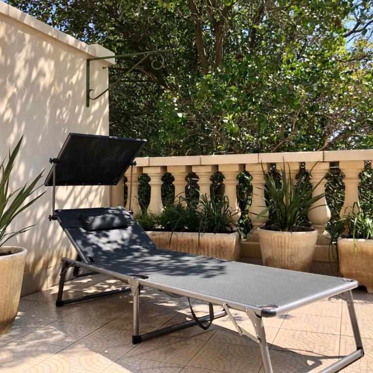 Coté Jardin est un spacieux et lumineux T3, entièrement rénové, à 2 pas de l'Hérault et à 10min du bord de mer Proche du centre historique et du fabuleux château Laurens, vous apprécierez le calme de sa belle terrasse et la vue superbe sur le jardin - Appartement 2 Chambres - 6