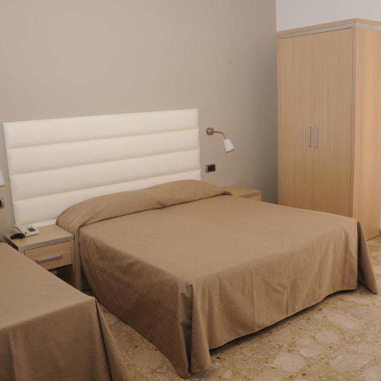 Hotel Florence - Camera Matrimoniale/Doppia con Letti Singoli con Bagno - 1