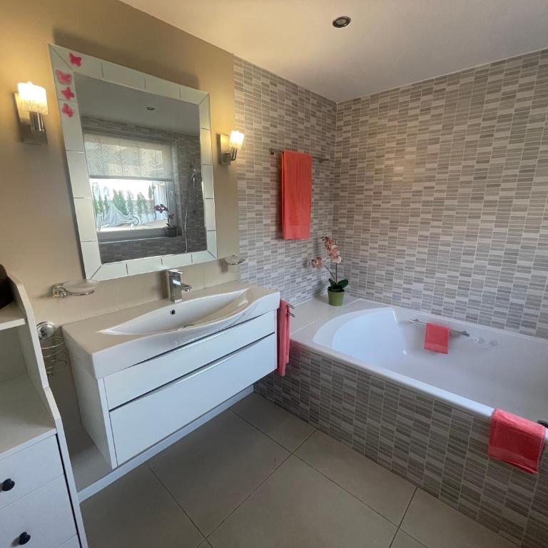 Casa Requesens, freiligendes Ferienhaus, komplett erschlossen - Casa de 3 dormitorios - 15