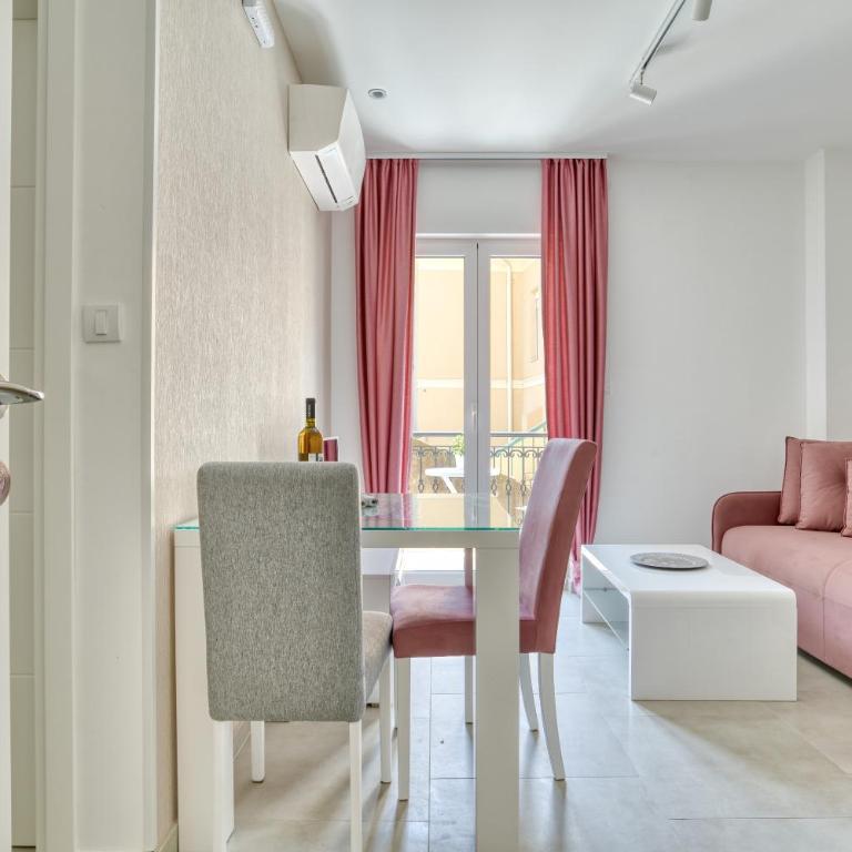 The Golden Luxury Apartments - Apartment with Balcony and Partial Sea View - 4