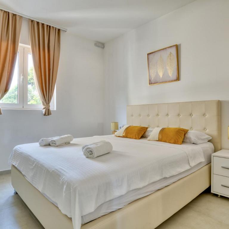 The Golden Luxury Apartments - Apartment with Balcony and Partial Sea View - 7