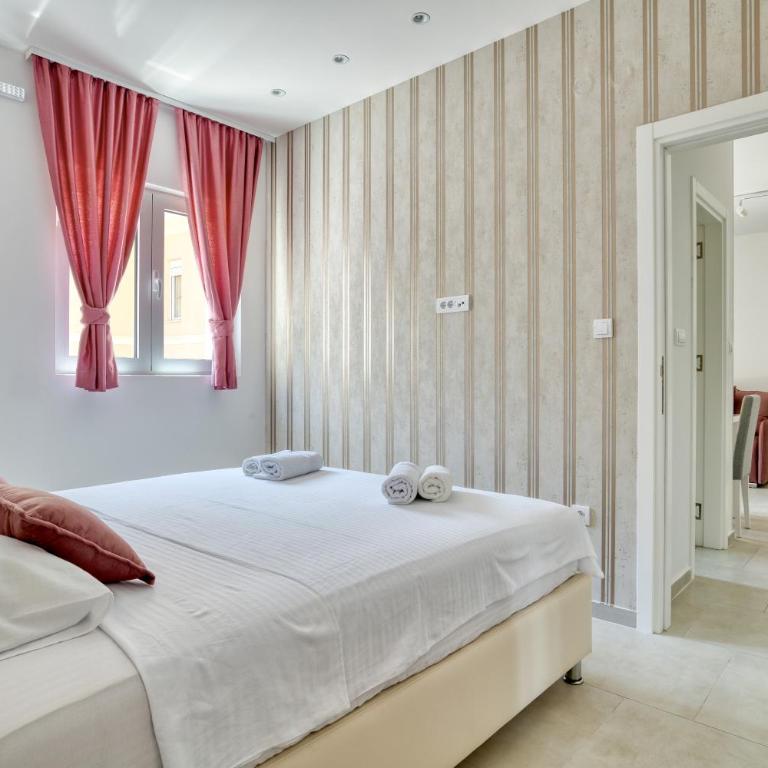 The Golden Luxury Apartments - Apartment with Balcony and Partial Sea View - 8