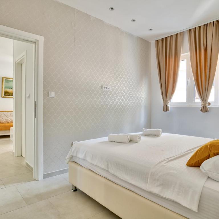 The Golden Luxury Apartments - Apartment with Balcony and Partial Sea View - 5