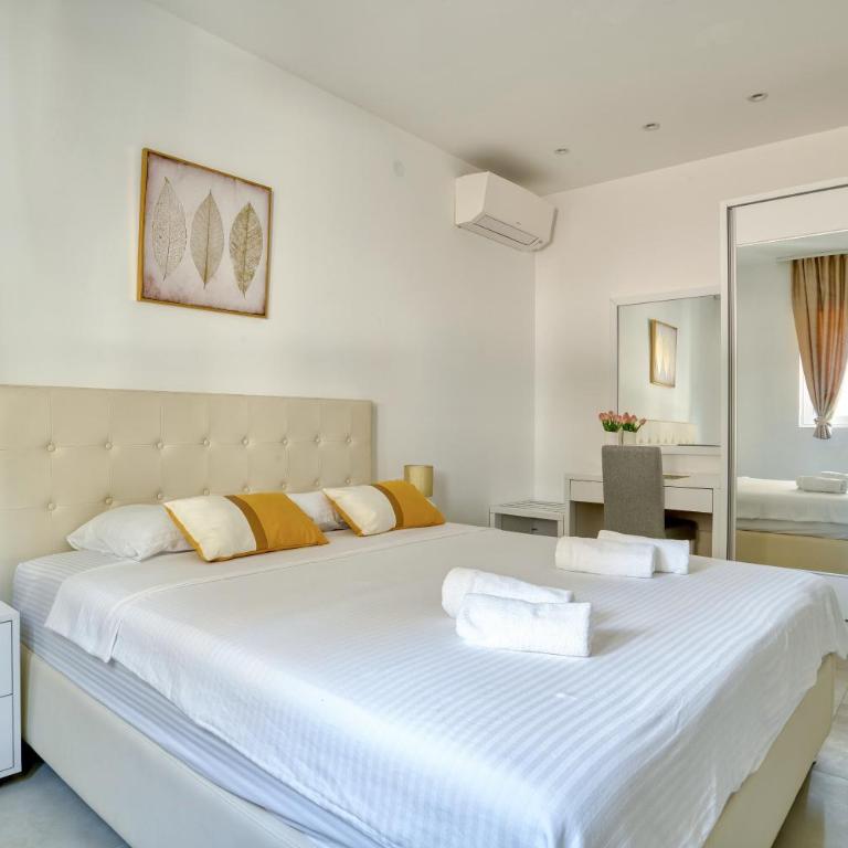 The Golden Luxury Apartments - Apartment with Balcony and Partial Sea View - 6