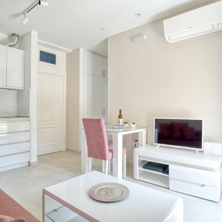The Golden Luxury Apartments - Apartment with Balcony and Partial Sea View - 6