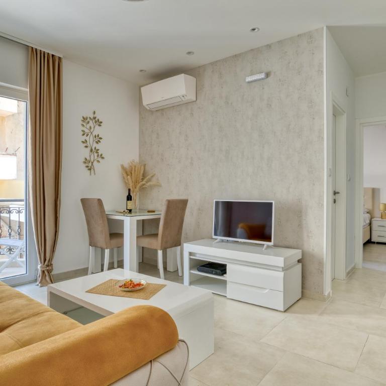 The Golden Luxury Apartments - Apartment with Balcony and Partial Sea View - 3