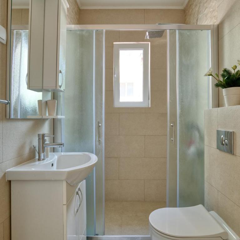 The Golden Luxury Apartments - Apartment with Balcony and Partial Sea View - 9