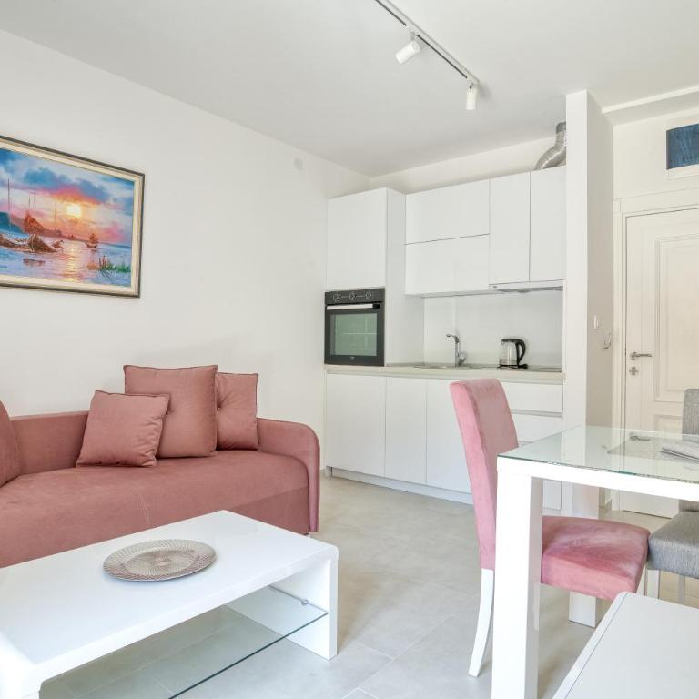 The Golden Luxury Apartments - Apartment with Balcony and Partial Sea View - 5