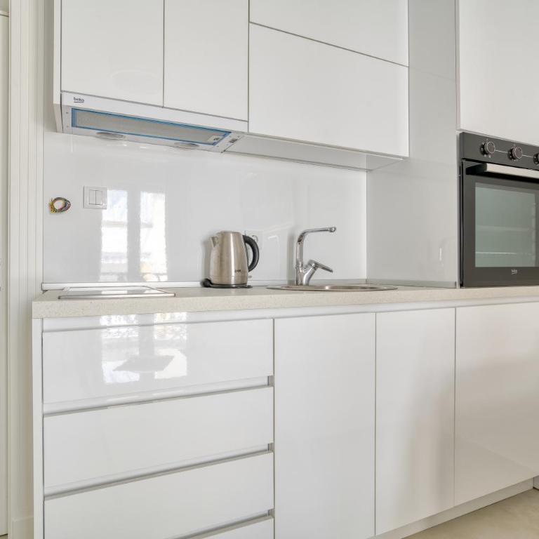 The Golden Luxury Apartments - Apartment with Balcony and Partial Sea View - 12