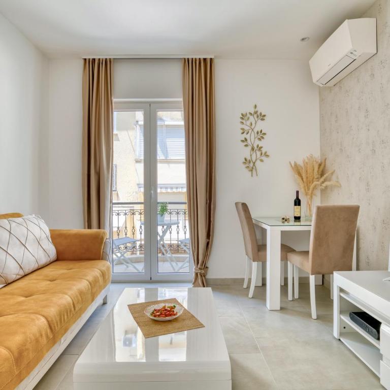 The Golden Luxury Apartments - Apartment with Balcony and Partial Sea View - 10