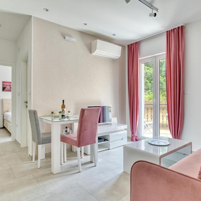 The Golden Luxury Apartments - Apartment with Balcony and Partial Sea View - 13