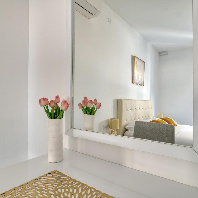 The Golden Luxury Apartments - Apartment with Balcony and Partial Sea View - 14