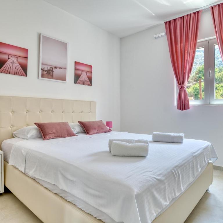 The Golden Luxury Apartments - Apartment with Balcony and Partial Sea View - 7