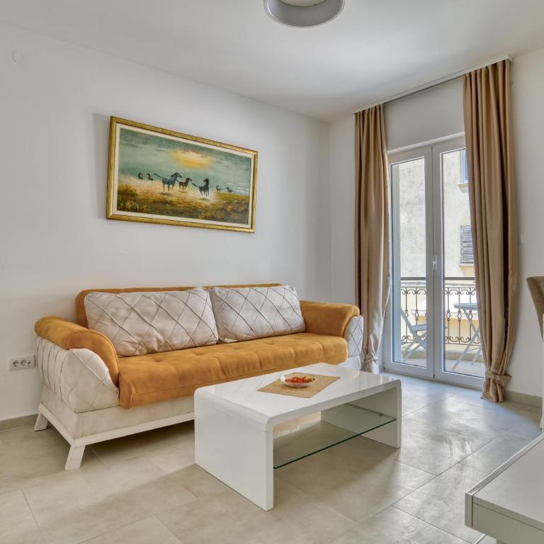 The Golden Luxury Apartments - Apartment with Balcony and Partial Sea View - 11