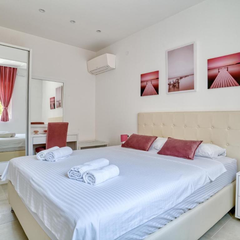 The Golden Luxury Apartments - Apartment with Balcony and Partial Sea View - 9
