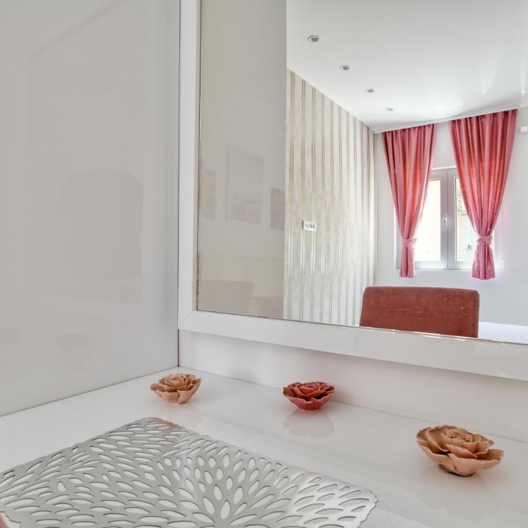 The Golden Luxury Apartments - Apartment with Balcony and Partial Sea View - 12