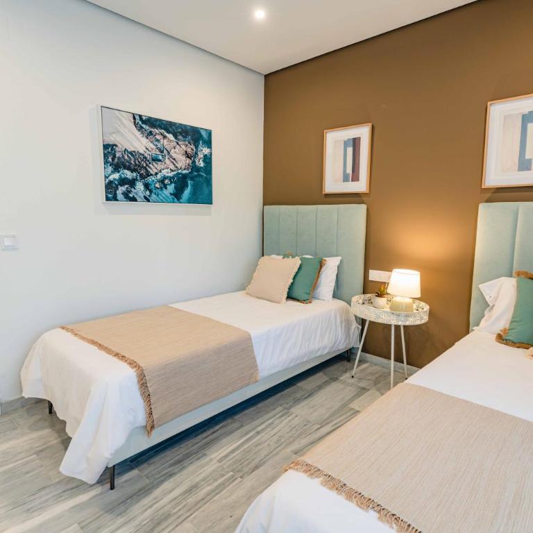 Golden Beach Holiday Home - Private Jacuzzi, 4 Swimming Pools & Direct Access to the Beach - Apartamento - 76