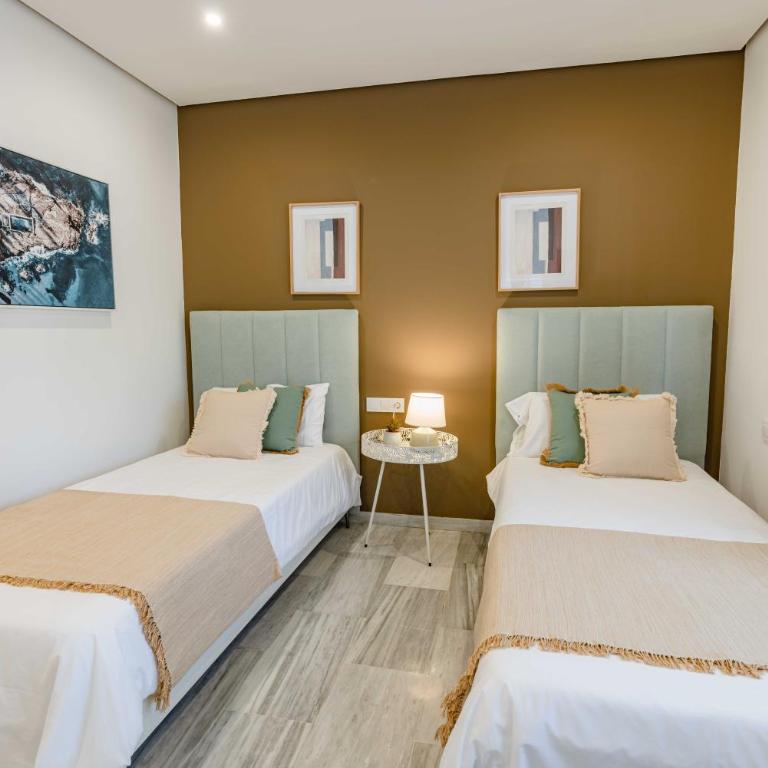 Golden Beach Holiday Home - Private Jacuzzi, 4 Swimming Pools & Direct Access to the Beach - Apartamento - 81