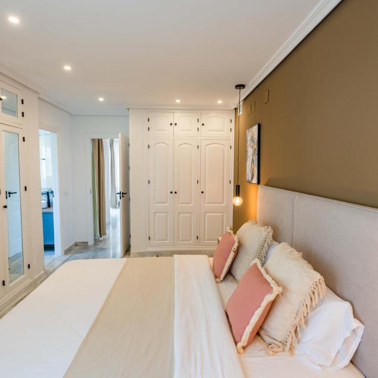 Golden Beach Holiday Home - Private Jacuzzi, 4 Swimming Pools & Direct Access to the Beach - Apartamento - 83