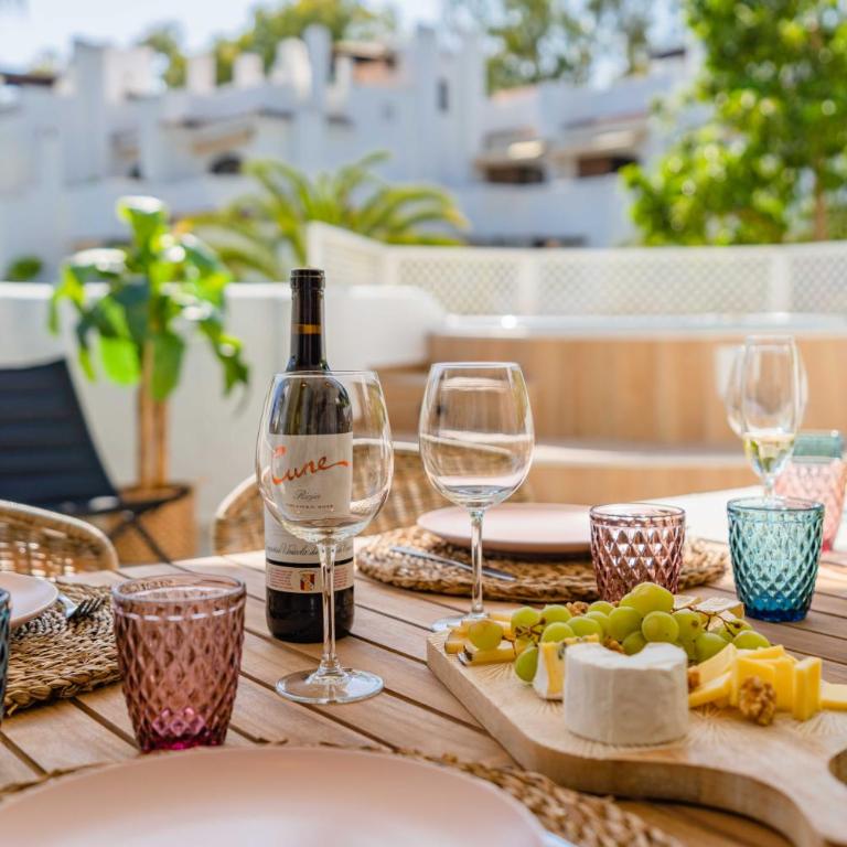 Golden Beach Holiday Home - Private Jacuzzi, 4 Swimming Pools & Direct Access to the Beach - Apartamento - 2