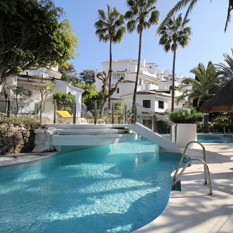 Golden Beach Holiday Home - Private Jacuzzi, 4 Swimming Pools & Direct Access to the Beach - Apartamento - 1