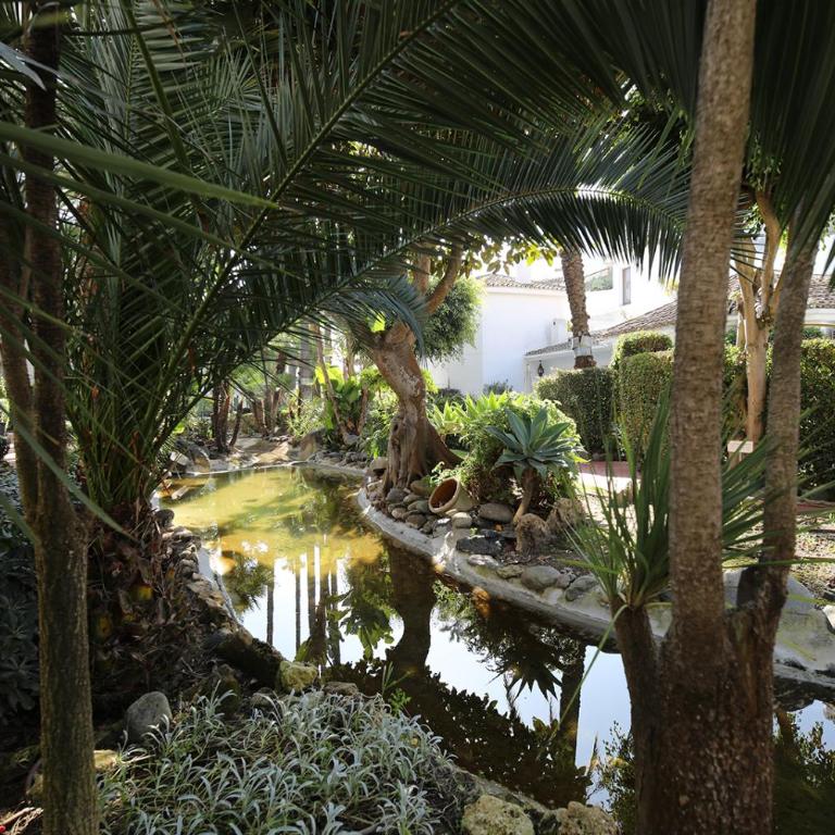 Golden Beach Holiday Home - Private Jacuzzi, 4 Swimming Pools & Direct Access to the Beach - Apartamento - 86