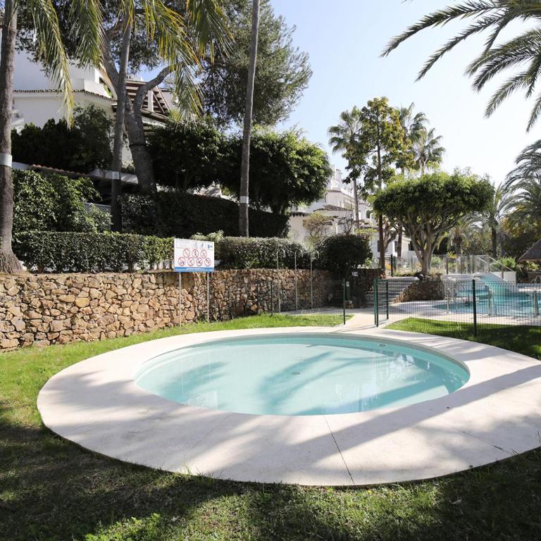 Golden Beach Holiday Home - Private Jacuzzi, 4 Swimming Pools & Direct Access to the Beach - Apartamento - 90