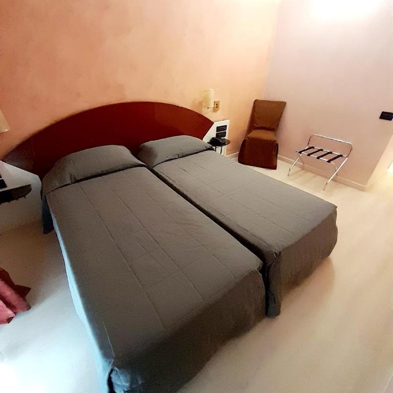 Hotel Continental - Double or Twin Room - 6