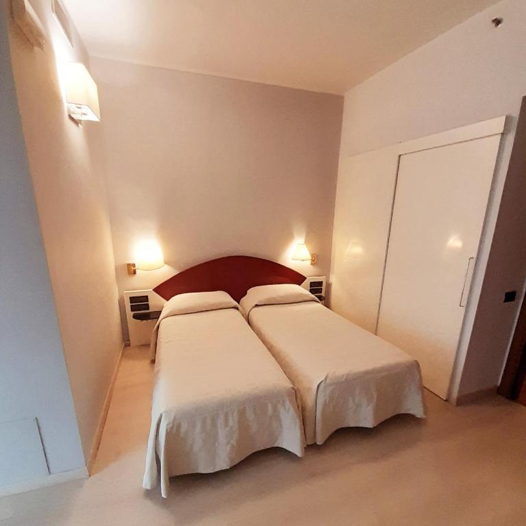 Hotel Continental - Double or Twin Room - 7