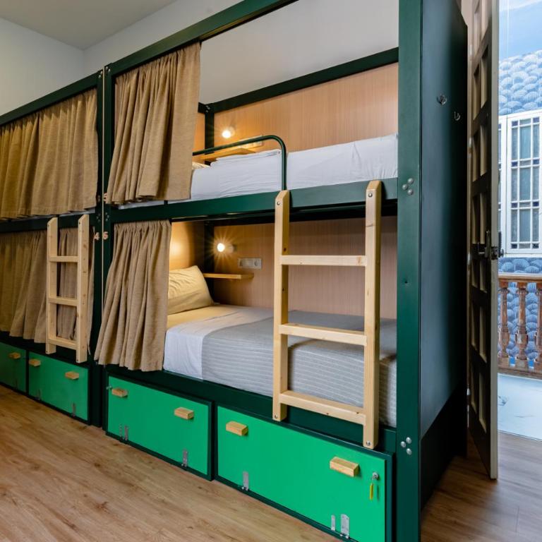 The Urban Jungle Hostel - Cama en habitación compartida mixta con 8 camas y balcón - 2