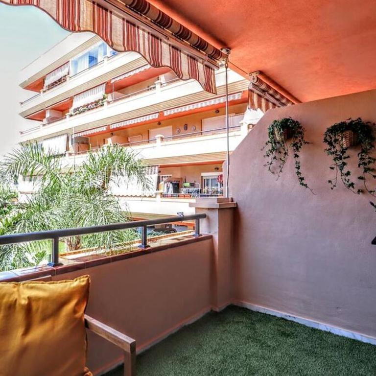 Blue Marine Home - Parking, Pool, AC, WiFi - One-Bedroom Apartment - 18