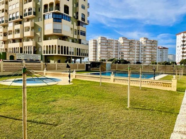 GATU Villa Salada, junto la playa, parking, terraza, aire acc, piscina, wifi Sólo familias o grupos mayores de 21 años - Apartamento de 1 dormitorio con balcón y vistas al mar - 3