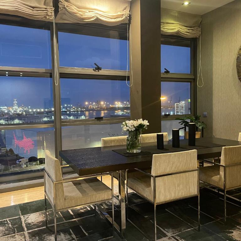 Luxury Family Beachfront Apartment - Three-Bedroom Apartment - 17